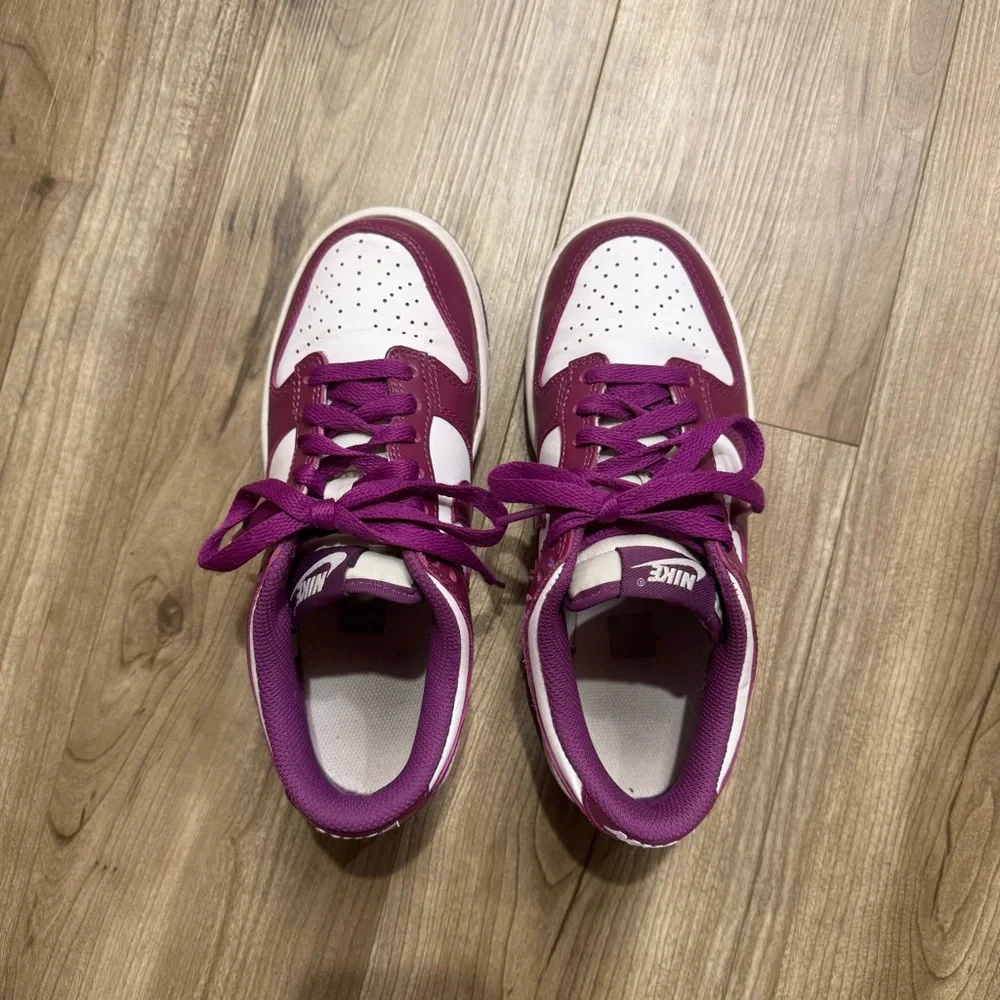 Nike Kids Sneakers in Purple and White - Picture 3 of 6